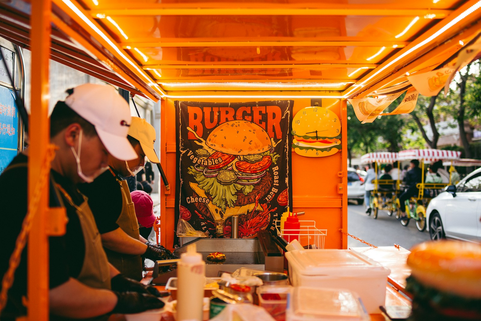 Chef aan het werk in een sfeervolle foodtruck